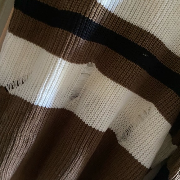 Beautiful Sweater with opening at shoulders - Picture 3 of 4